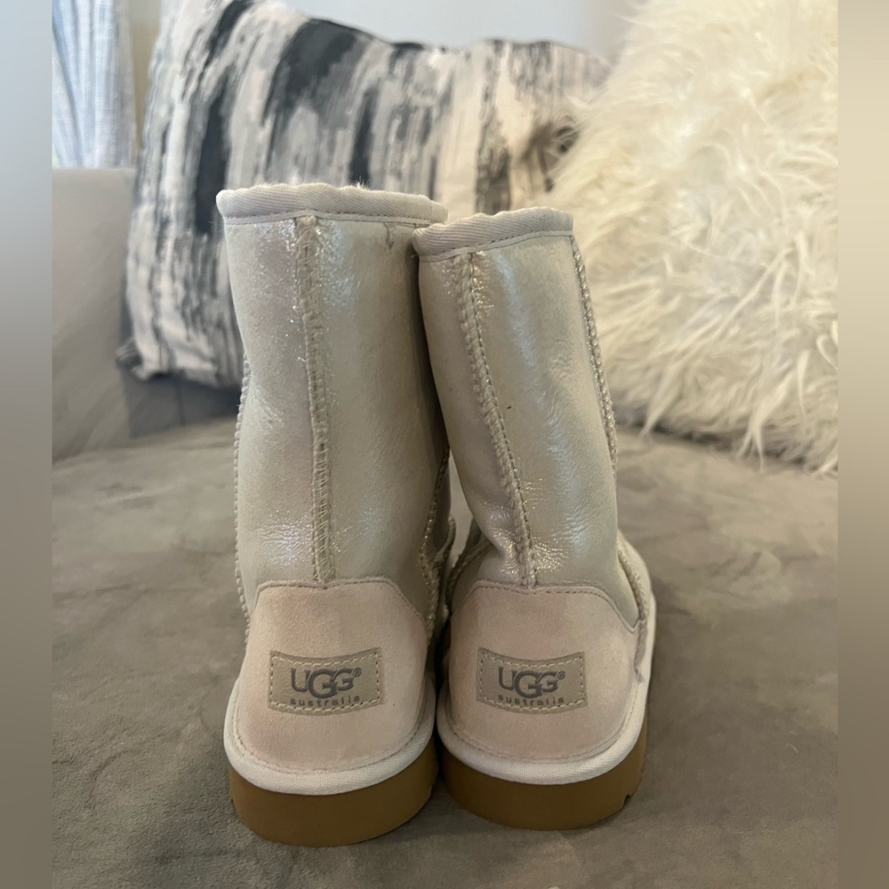New UGG 1000792 Classic Short Winter silver shiny Youth Girl's Size 6